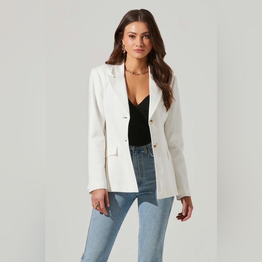NWT SOLD OUT! Fitted Buttoned Blazer
Color: Ivory / M